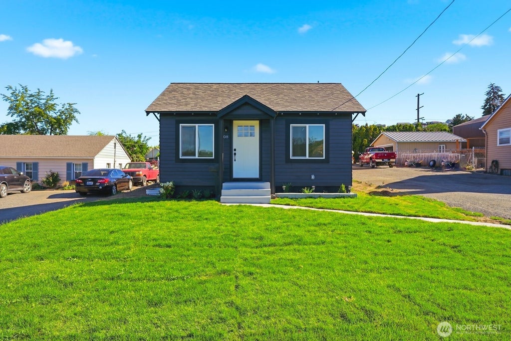 Photo of 808 Fremont AVE, Selah, WA 98942 (MLS # 2563072)