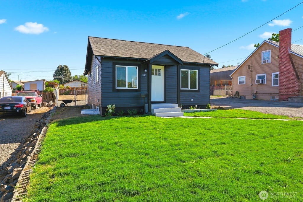 Photo of 808 Fremont AVE, Selah, WA 98942 (MLS # 2563072)
