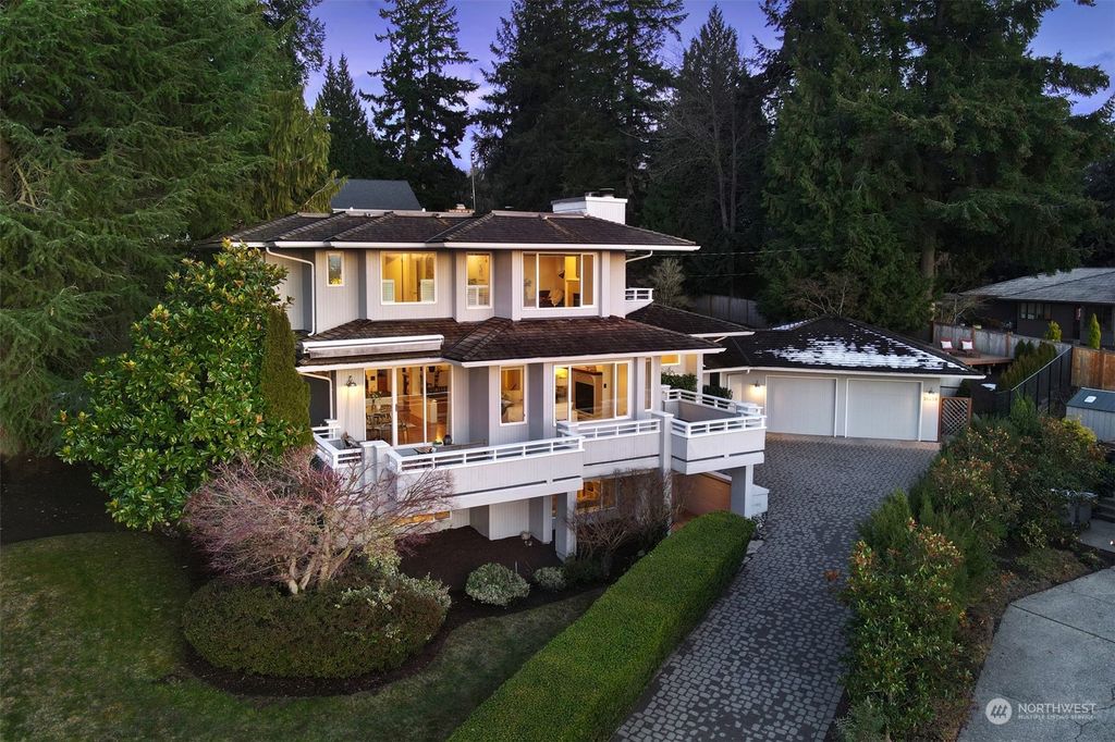 Photo of 10439 NE 52nd Street, Kirkland, WA 98033 (MLS # 2327092)