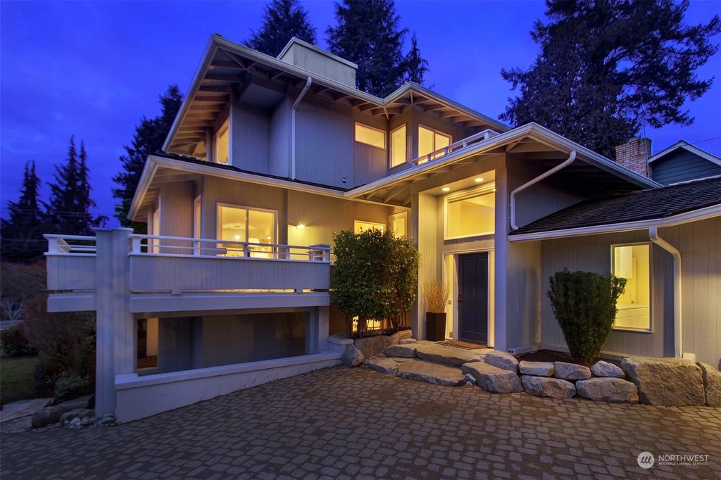 Photo of 10439 NE 52nd Street, Kirkland, WA 98033 (MLS # 2327092)
