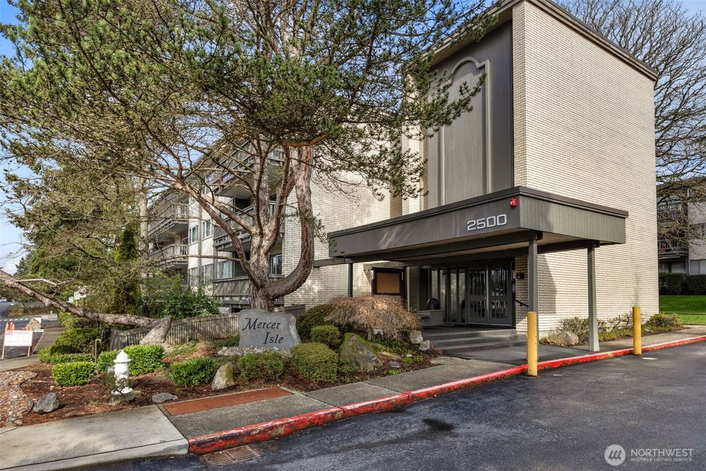 Photo of 2500 81st Avenue SE #118, Mercer Island, WA 98040 (MLS # 2480792)