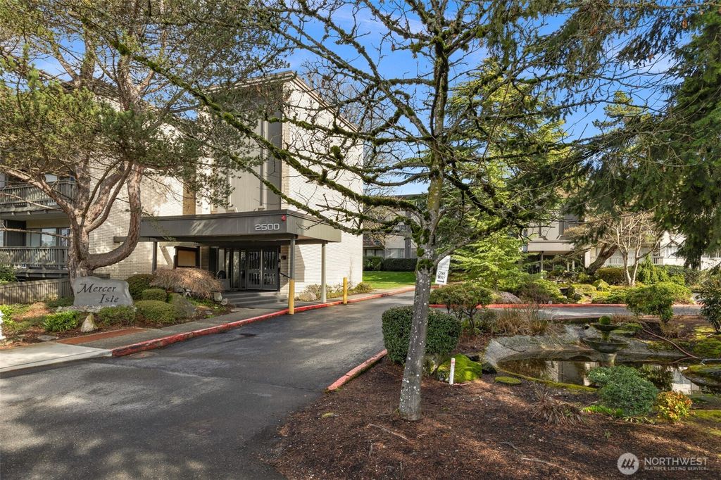 Photo of 2500 81st Avenue SE #118, Mercer Island, WA 98040 (MLS # 2480792)