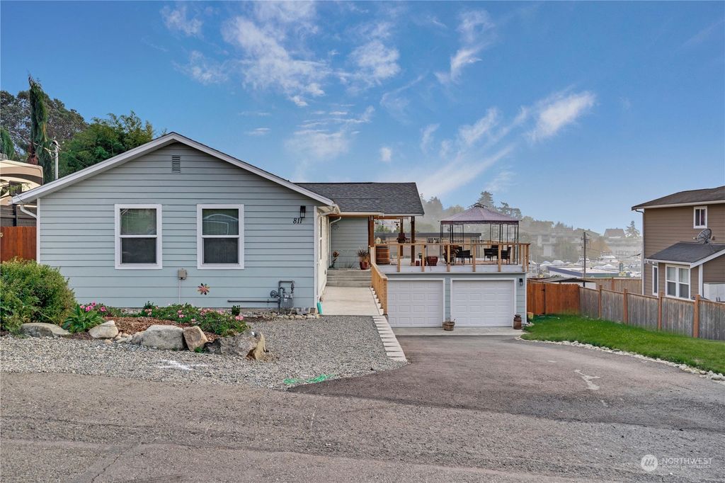 Photo of 811 S 226th Place, Des Moines, WA 98198 (MLS # 2009570)