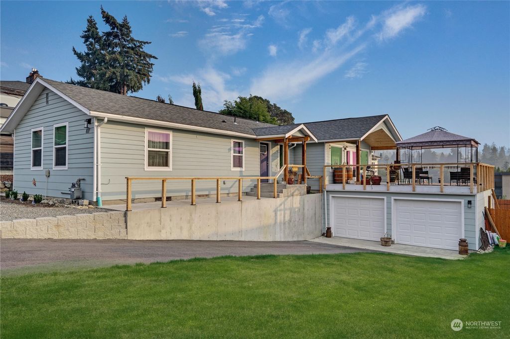 Photo of 811 S 226th Place, Des Moines, WA 98198 (MLS # 2009570)