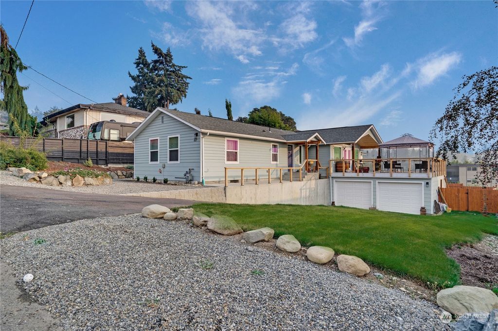 Photo of 811 S 226th Place, Des Moines, WA 98198 (MLS # 2009570)