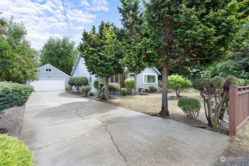 Photo of 14232 28th ave s Ave, SeaTac, WA 98168 (MLS # 2270850)