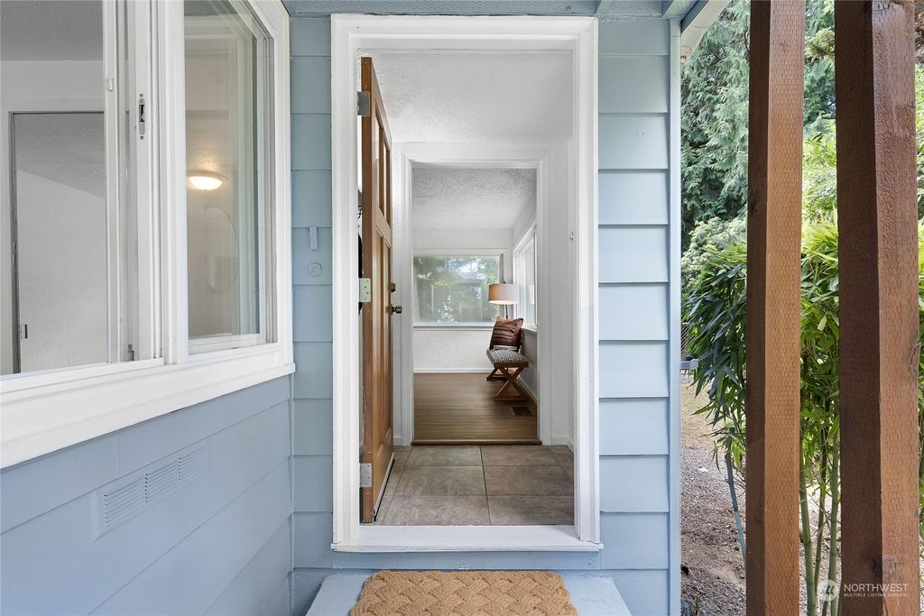 Photo of 14232 28th ave s Ave, SeaTac, WA 98168 (MLS # 2270850)