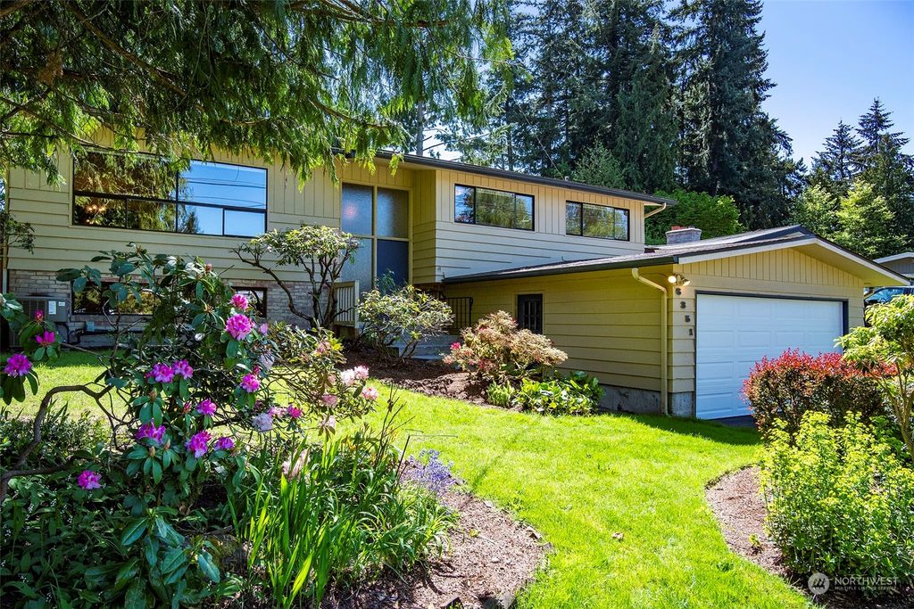 Photo of 6351 NE Arrowhead Drive, Kenmore, WA 98028 (MLS # 2062699)