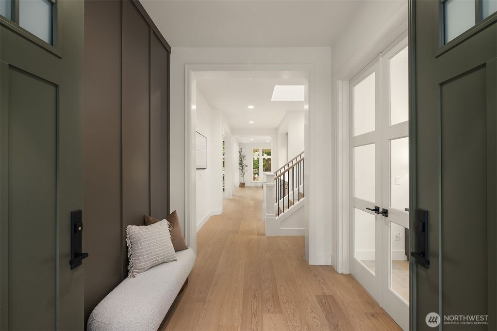 Photo of 10468 NE 113th Place, Kirkland, WA 98033 (MLS # 2477289)