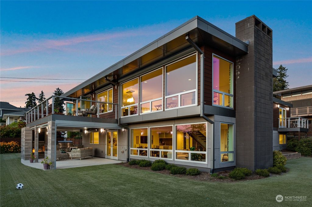 Photo of 7007 SE 32nd Street, Mercer Island, WA 98040 (MLS # 1998020)