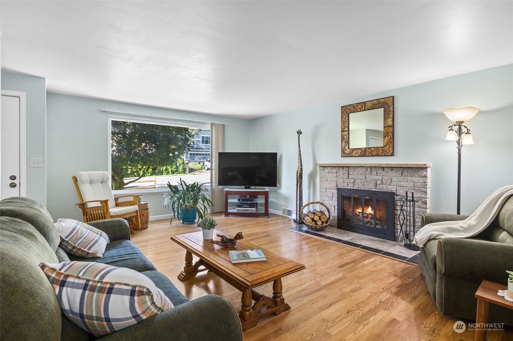 Photo of 17910 1st Avenue NE, Shoreline, WA 98155 (MLS # 2173472)