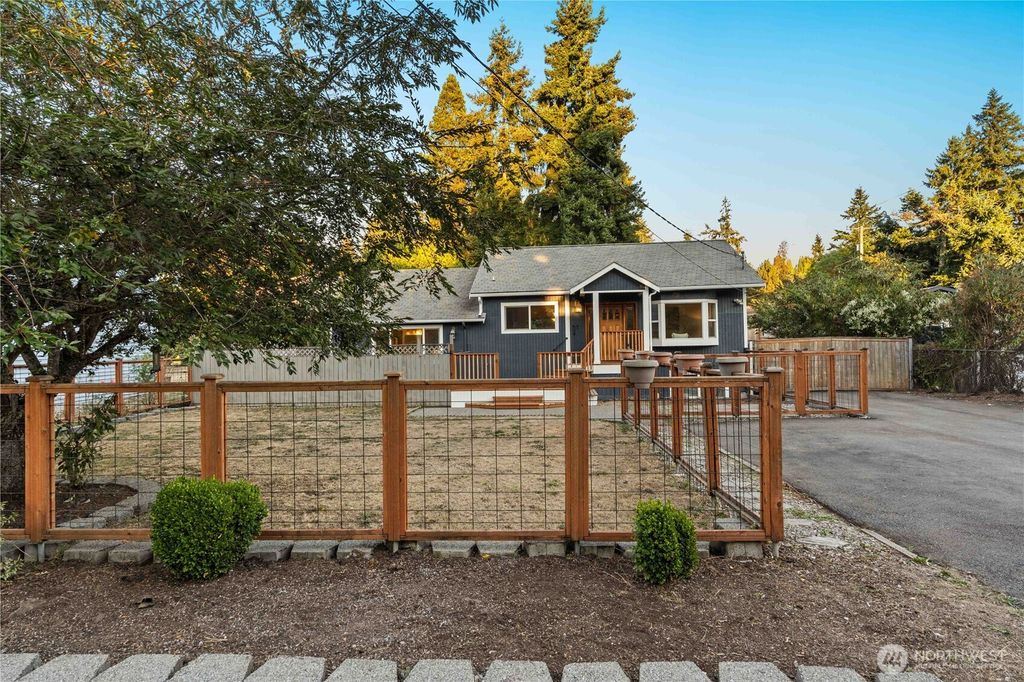 Photo of 11086 25th Avenue SW, Seattle, WA 98146 (MLS # 2417460)