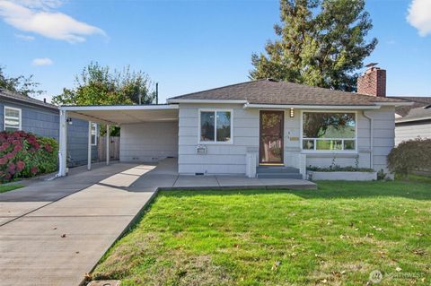 Photo of 2763 Maple Street, Longview, WA 98632 (MLS # 2442814)