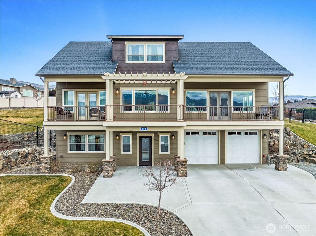 Photo of 852 Sage Crest Drive, Wenatchee, WA 98801 (MLS # 2490177)