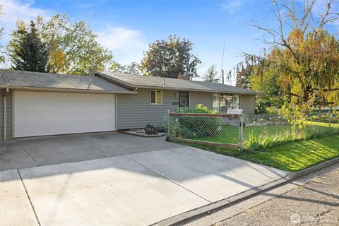 Photo of 708 Alvarado Terrace, Walla Walla, WA 99362 (MLS # 2341532)