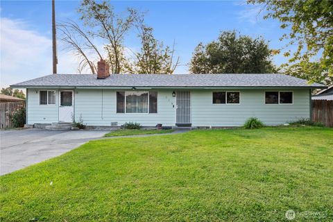 Photo of 518 S 5th Avenue, Othello, WA 99344 (MLS # 2433244)