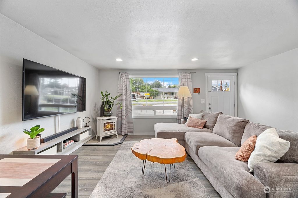 Photo of 819 S 194th Street, Des Moines, WA 98148 (MLS # 2249598)