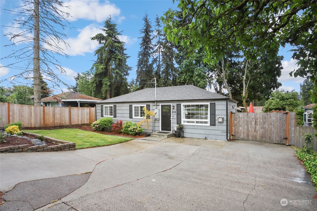 Photo of 819 S 194th Street, Des Moines, WA 98148 (MLS # 2249598)