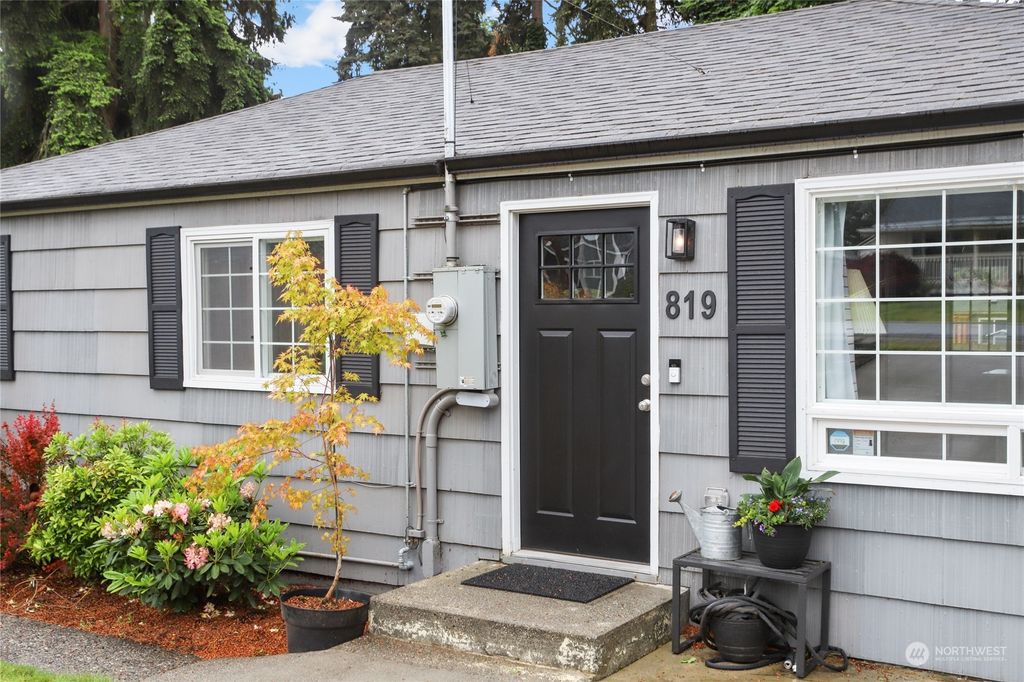 Photo of 819 S 194th Street, Des Moines, WA 98148 (MLS # 2249598)