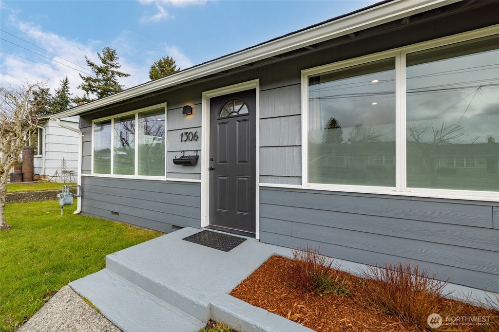 Photo of 1306 Broadview Ave, Anacortes, WA 98221 (MLS # 2490601)