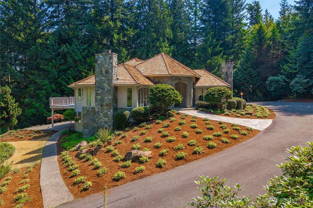 Photo of 18601 SE 64th Way, Issaquah, WA 98027 (MLS # 2416089)
