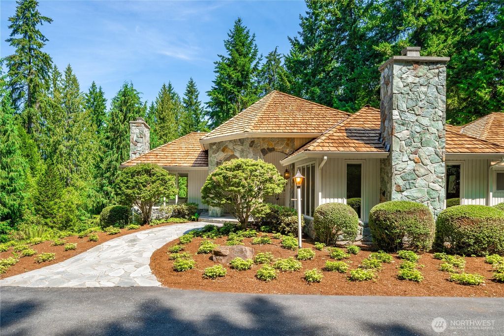 Photo of 18601 SE 64th Way, Issaquah, WA 98027 (MLS # 2416089)