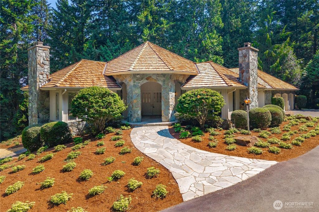 Photo of 18601 SE 64th Way, Issaquah, WA 98027 (MLS # 2416089)