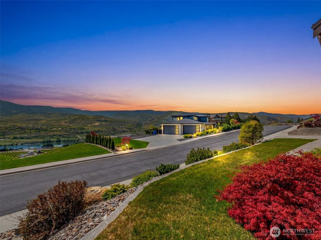 Photo of 2741 SE Falcon View Drive, East Wenatchee, WA 98802 (MLS # 2507510)