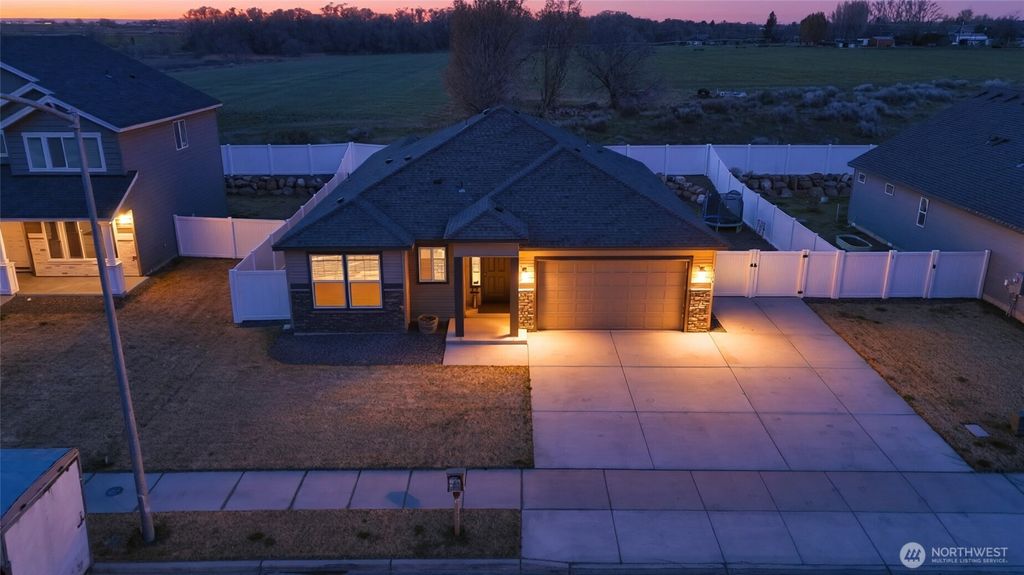 Photo of 4716 W Thrush Street, Moses Lake, WA 98837 (MLS # 2500794)