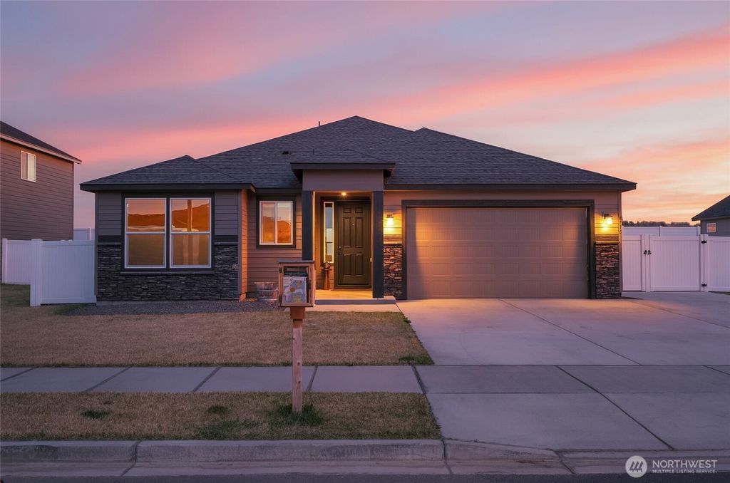 Photo of 4716 W Thrush Street, Moses Lake, WA 98837 (MLS # 2500794)