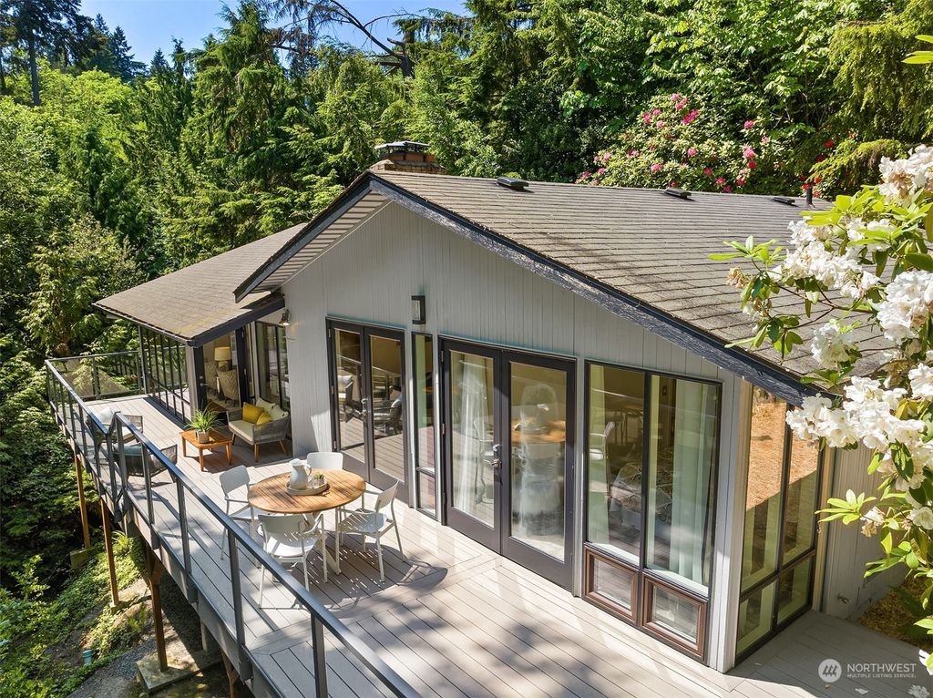 Photo of 9511 SE 43rd Street, Mercer Island, WA 98040 (MLS # 2068198)