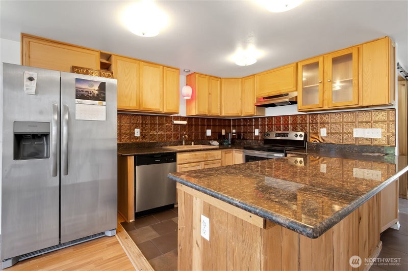 816 299th Street E