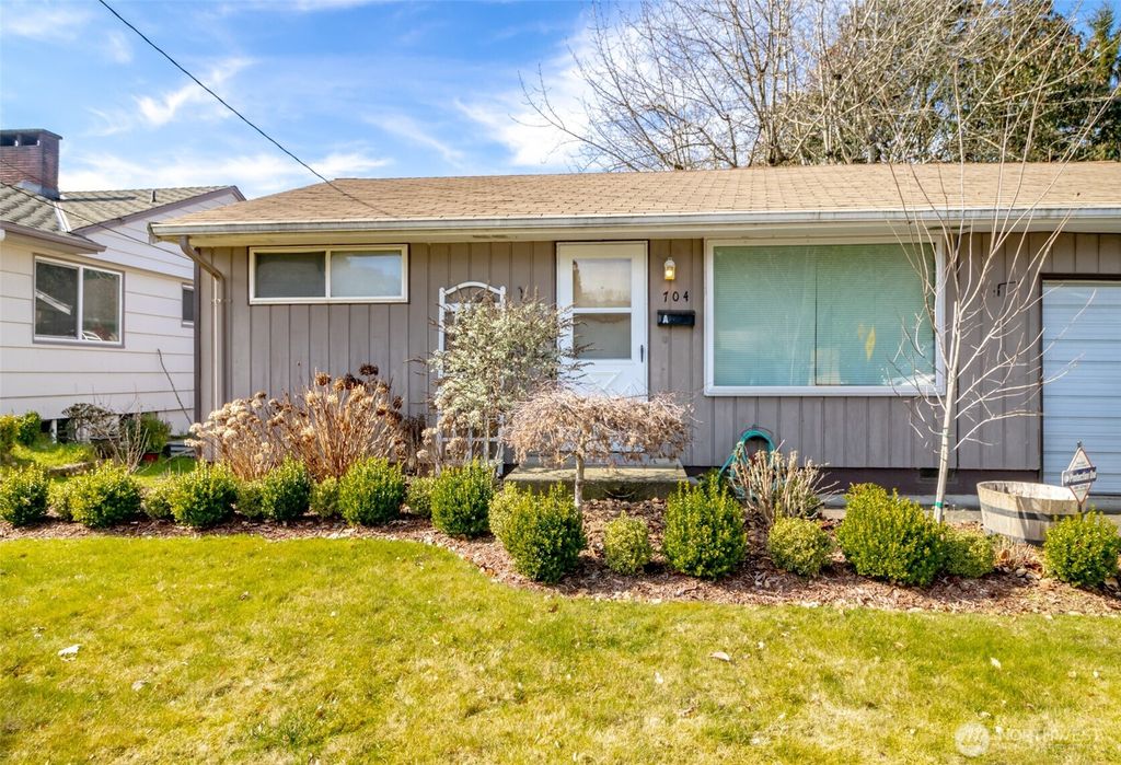 Photo of 704 4th Street NE, Puyallup, WA 98372 (MLS # 2466079)