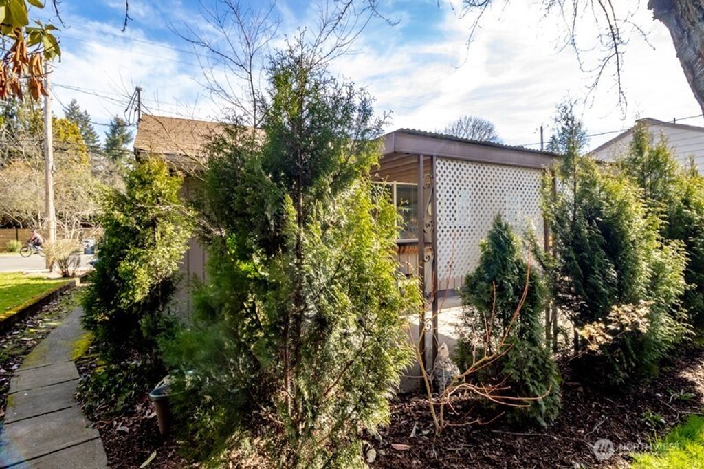 Photo of 704 4th Street NE, Puyallup, WA 98372 (MLS # 2466079)