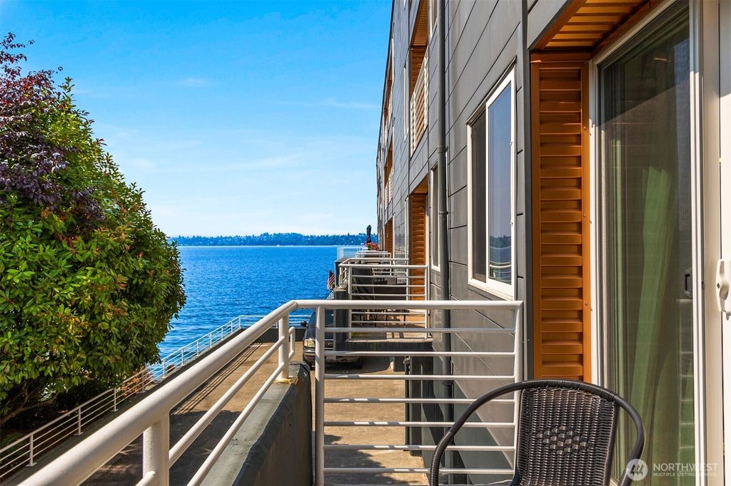 Photo of 733 Lake Street S #101, Kirkland, WA 98033 (MLS # 2474912)