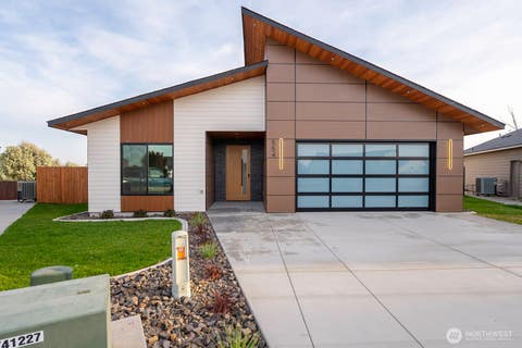 Photo of 554 N Sparrow Lane, Moses Lake, WA 98837 (MLS # 2526015)
