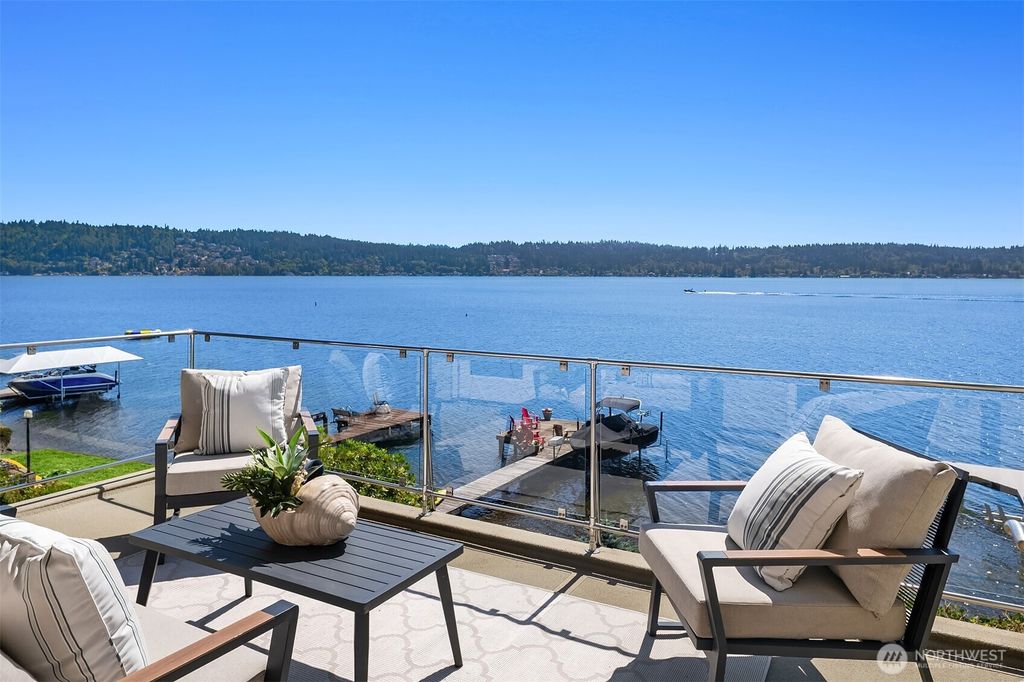 Photo of 830 W Lake Sammamish Parkway NE, Bellevue, WA 98008 (MLS # 2436089)