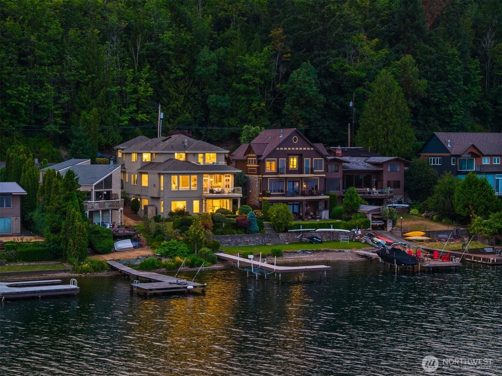 Photo of 830 W Lake Sammamish Parkway NE, Bellevue, WA 98008 (MLS # 2436089)