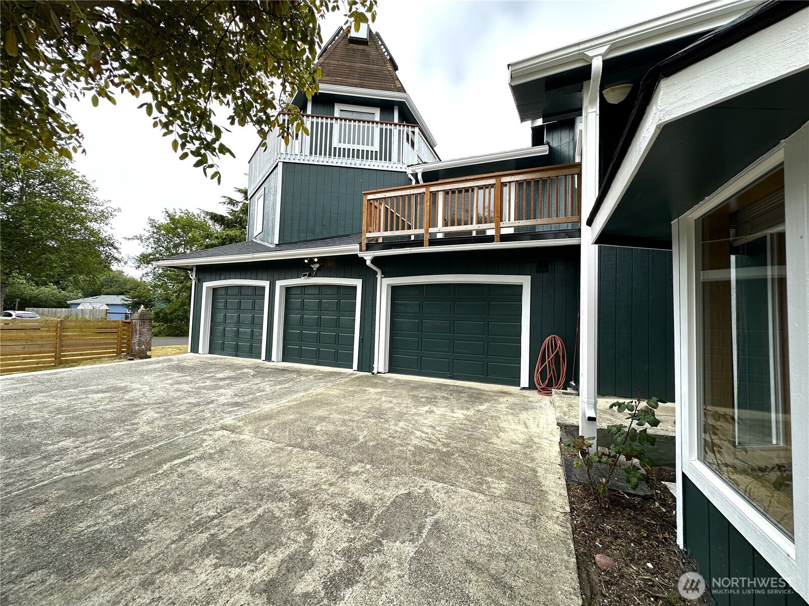 832 Whale Court SW