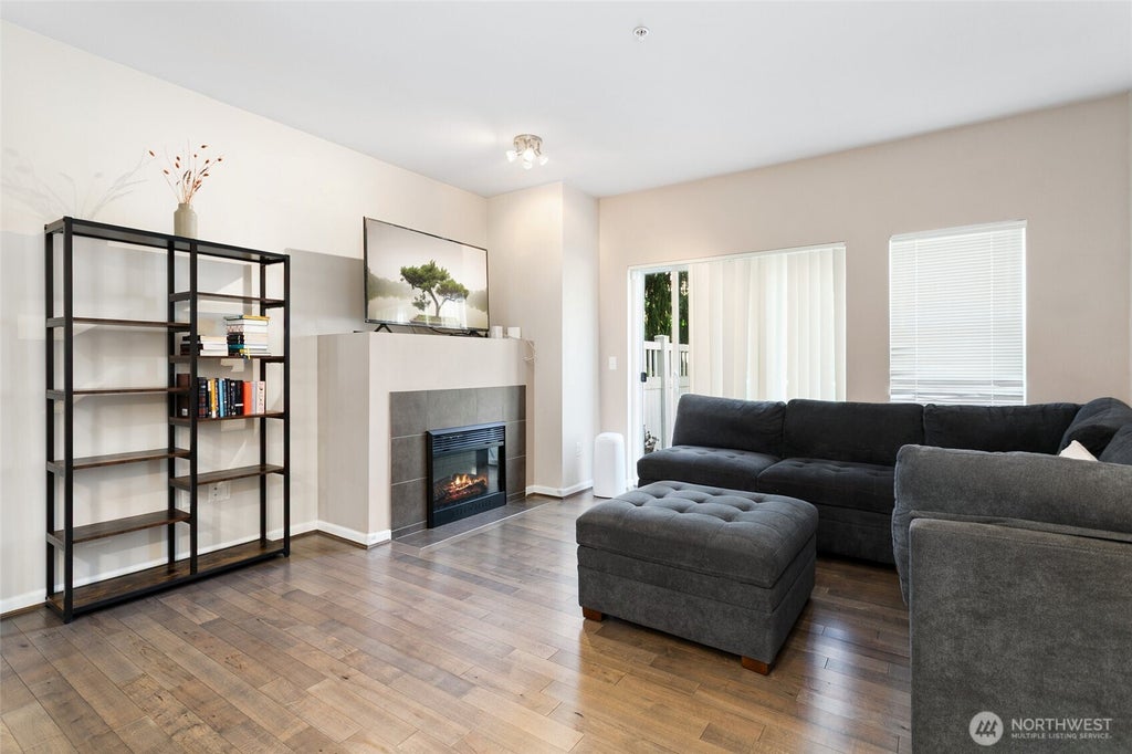 Photo of 15720 Manor Way #J6, Lynnwood, WA 98087 (MLS # 2570028)