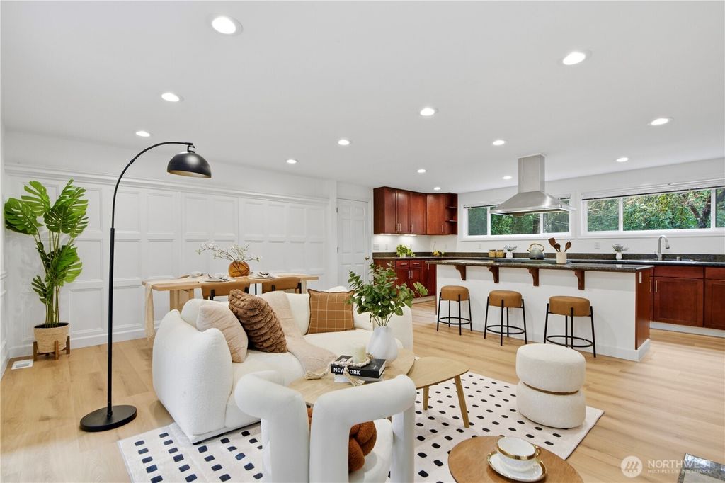 Photo of 10627 SE 18th St St, Bellevue, WA 98004 (MLS # 2497289)