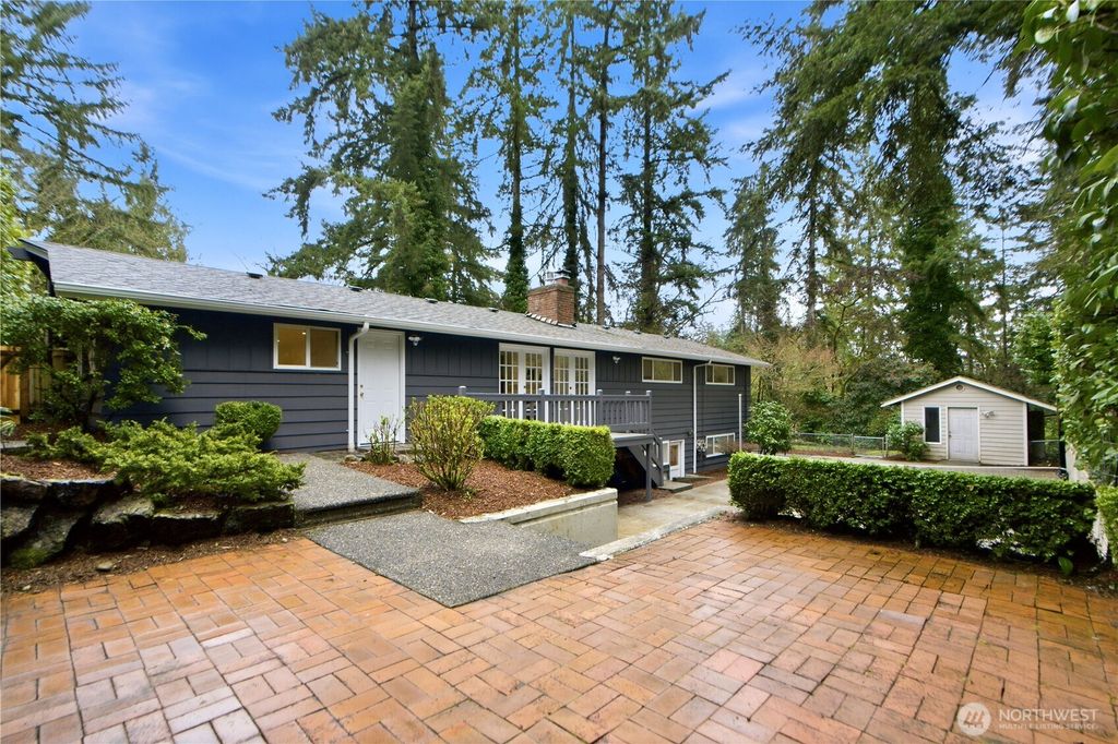 Photo of 10627 SE 18th St St, Bellevue, WA 98004 (MLS # 2497289)