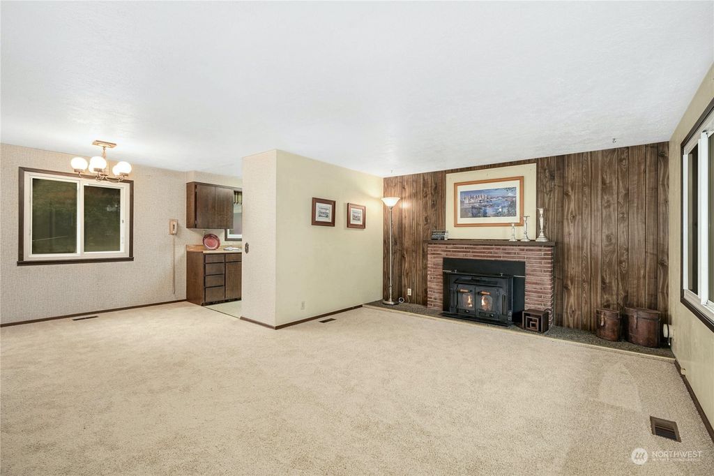 Photo of 613 S 198th Street, Des Moines, WA 98148 (MLS # 2185460)