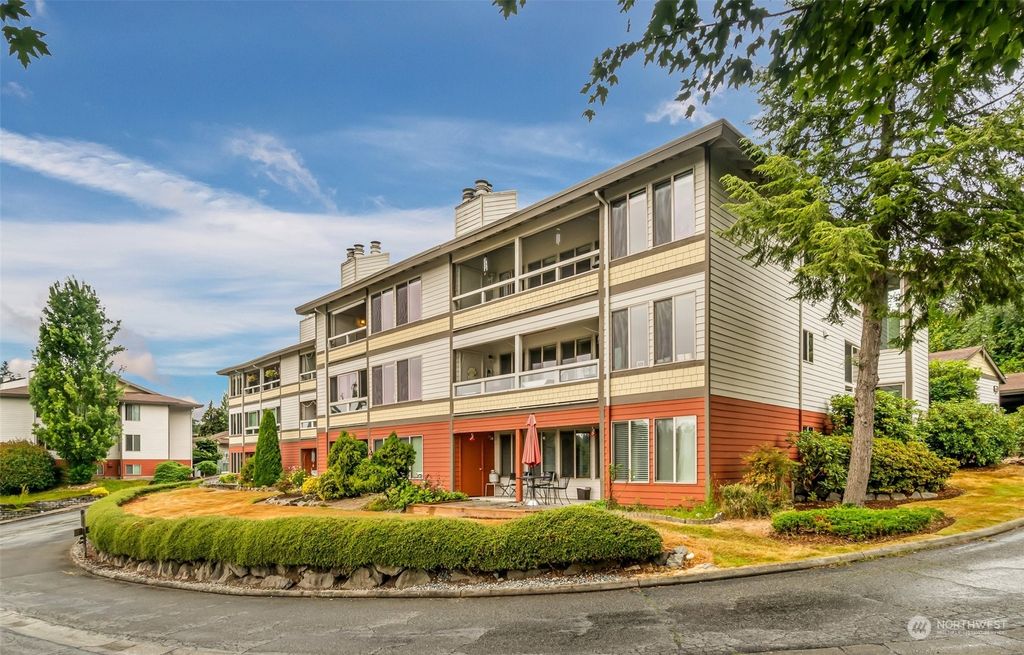 Photo of 23505 Lakeview Drive #C-303, Mountlake Terrace, WA 98043 (MLS # 2150550)