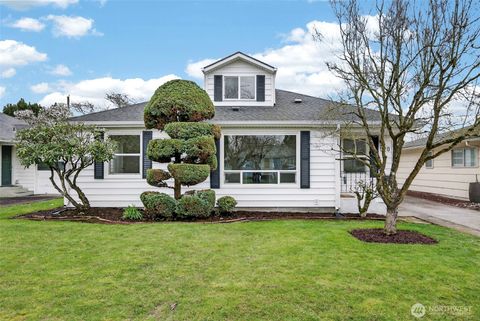 Photo of 520 24th Avenue, Longview, WA 98632 (MLS # 2495051)