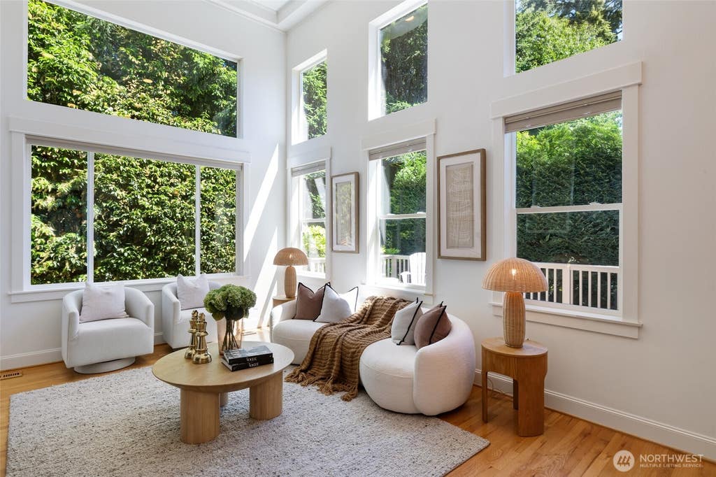Photo of 716 99th Avenue NE, Bellevue, WA 98004 (MLS # 2563234)