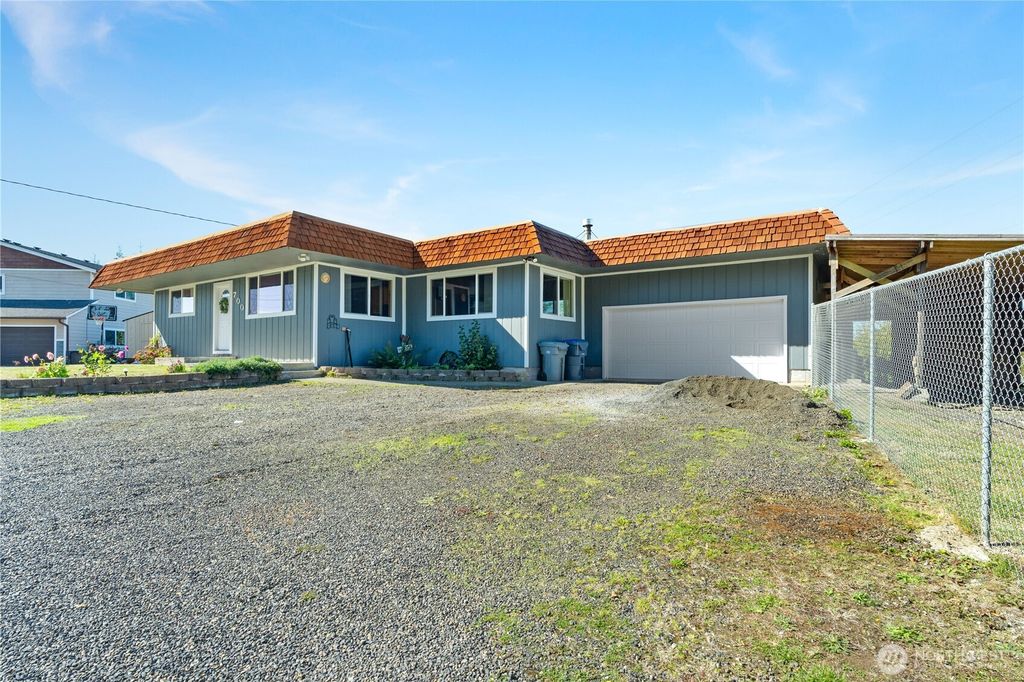 Photo of 700 Reynvaan Drive, Aberdeen, WA 98520 (MLS # 2440063)