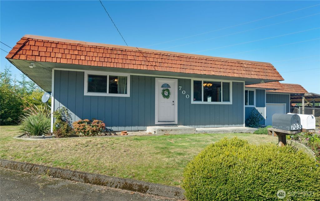 Photo of 700 Reynvaan Drive, Aberdeen, WA 98520 (MLS # 2440063)