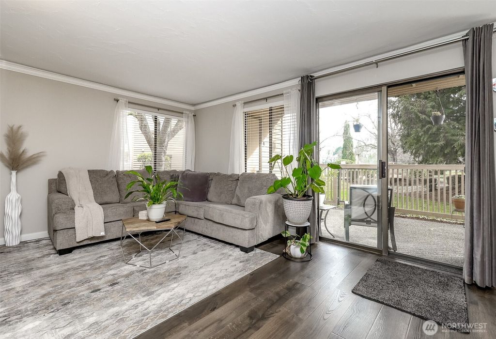 Photo of 1006 S 312th Street #211, Federal Way, WA 98003 (MLS # 2487114)