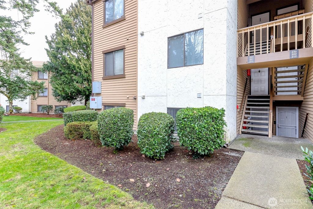 Photo of 1006 S 312th Street #211, Federal Way, WA 98003 (MLS # 2487114)